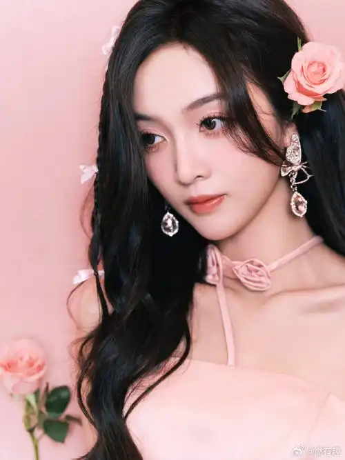 吴宣仪蝴蝶半镂耳环##吴宣仪粉玫瑰出妆