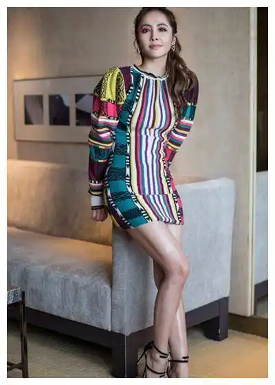 蔡依林出席红毯现场,绿色短裙撞脸那英,和模特没办法比_衣服_上衣