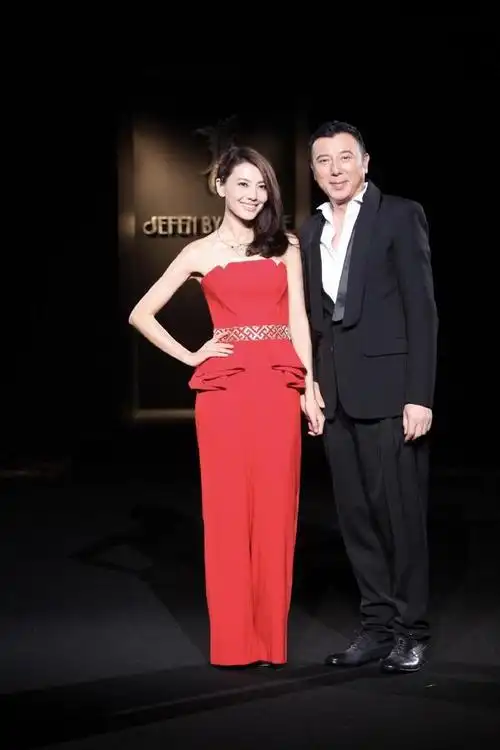 高圆圆赵又廷pc真低调穿驼色大衣配牛仔裤走机场围巾好洋气