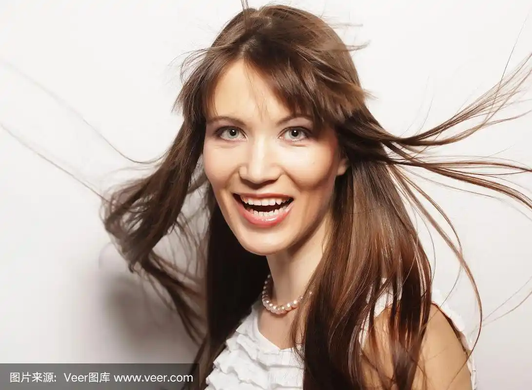 年轻女子,头发随风飘动