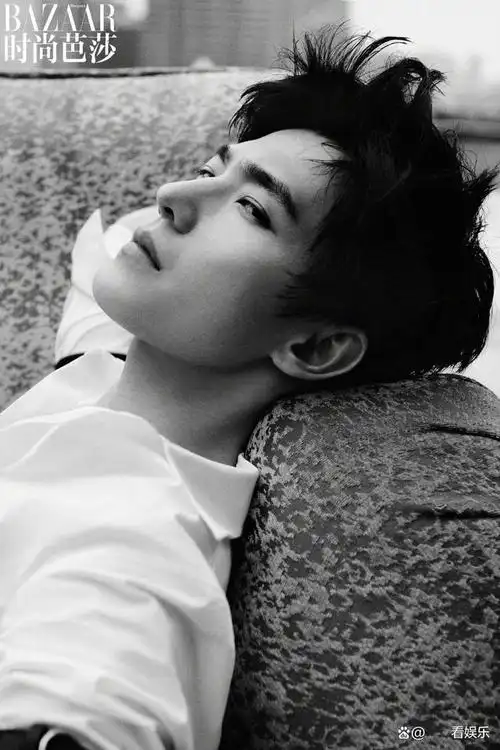 近期,杨洋因为新剧的播出备受网友吐槽,他以前帅气阳光的形象也因此