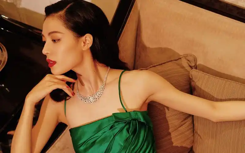 首页 桌面壁纸 大陆明星 钟楚曦墨绿色吊带裙性感图片壁纸