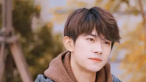 阳光小鲜肉易烊千玺青春干净写真,高清壁纸图片,大陆明星-回车桌面