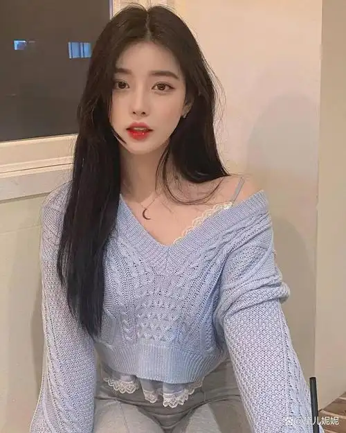 长相甜美的模特美女,拥有一双傲人的大长腿,真的好羡慕