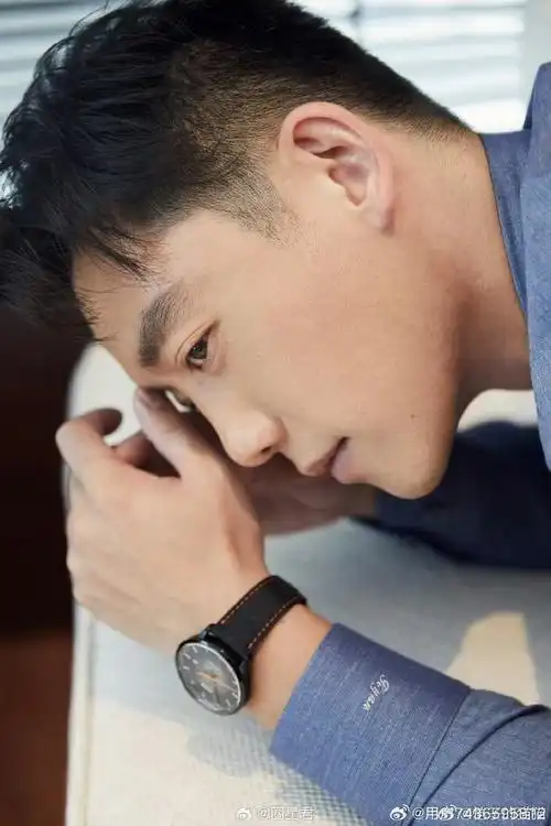 郑恺晒近照,整个人黑了不少还留着浓密的胡子沧桑了不少,网友:三分