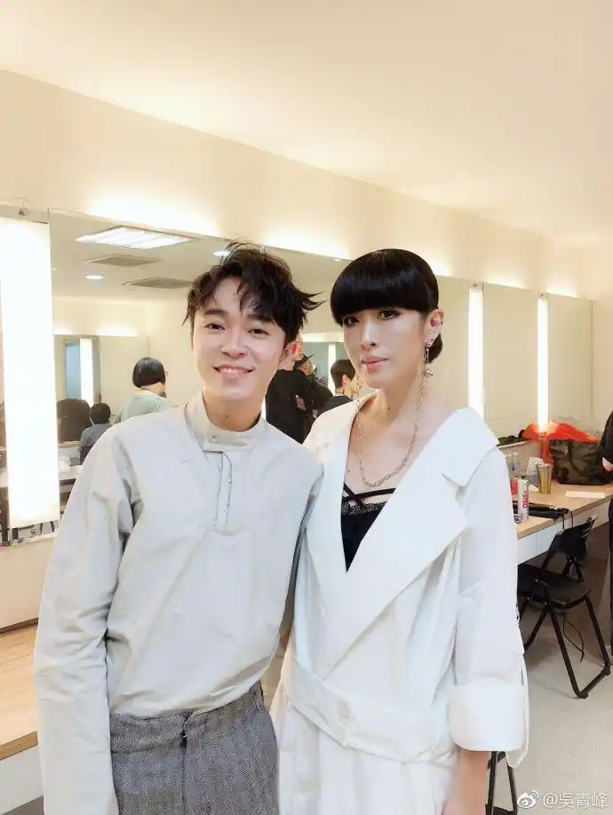 组图:吴青峰亲吻田馥甄手指 喊话粉丝"没亲到 别追杀我"