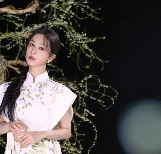 杨紫最新造型来袭身穿白色新中式套装编发戴簪古风古韵