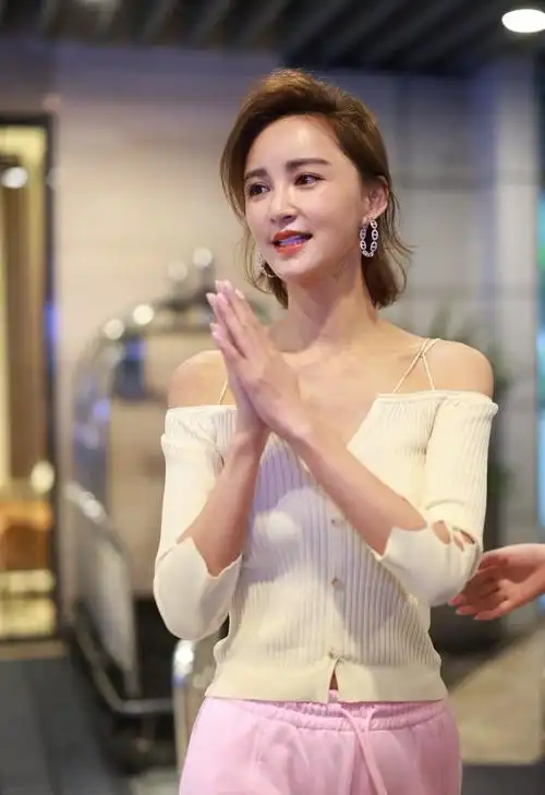 张歆艺胖和瘦是两个状态减肥参加浪姐穿一身休闲套装很干练