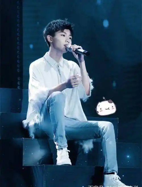 马嘉祺穿成这模样和王俊凯有点像,小凯的这个师弟有点帅!