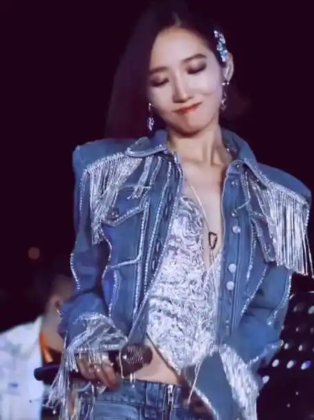 孟美岐一个爱跳舞的女孩笑起狠甜不笑又好酷