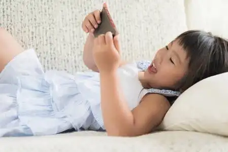 玩游戏的小女孩图片