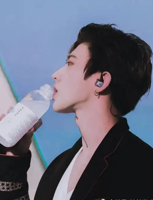有一种心动叫做蔡徐坤喝水,有谁注意到喉结上的拉链?太man了