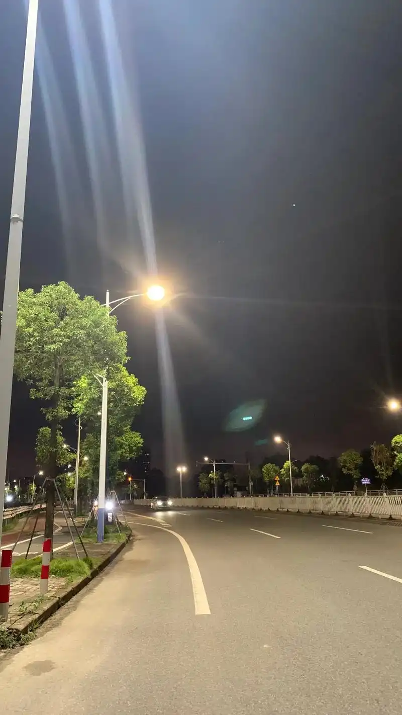 喜欢路灯下的温柔,喜欢一个人在路灯下静静的走着,夜色很美 , - 抖音