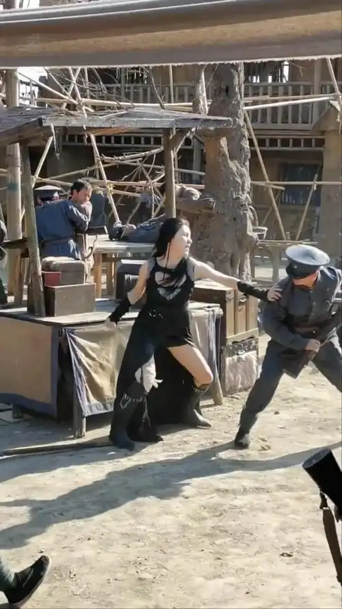 剧组拍摄幕后花絮,十八线女演员打戏动作真帅!