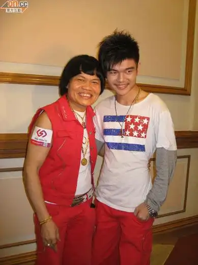 八两金与儿子出席活动