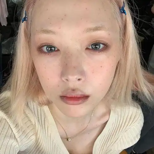 崔雪莉(sulli,,1994年3月29日—2019年10月14日),出生于韩国釜山,韩国