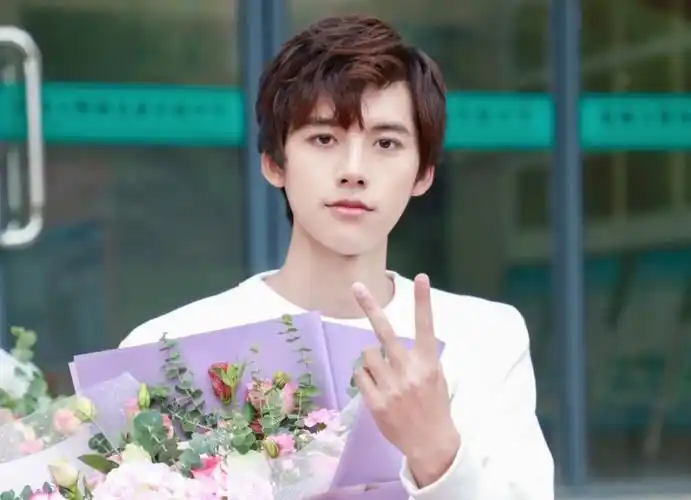 邓超元校园甜宠剧官宣,女主颜值小清新,光看剧照等不及了