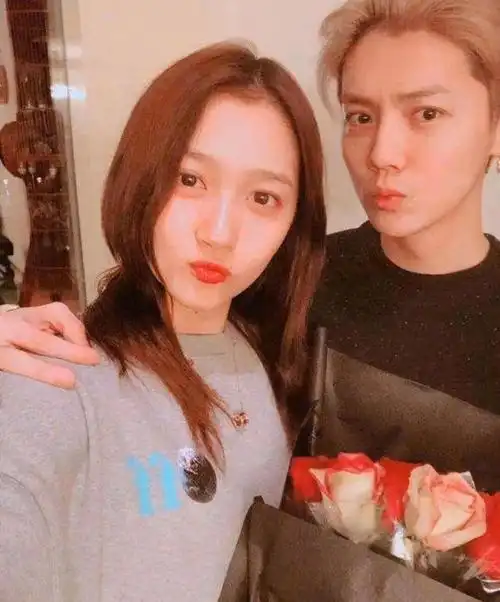 鹿晗关晓彤聚餐会友小情侣一路上腻腻歪歪一鹿彤行感情超稳定