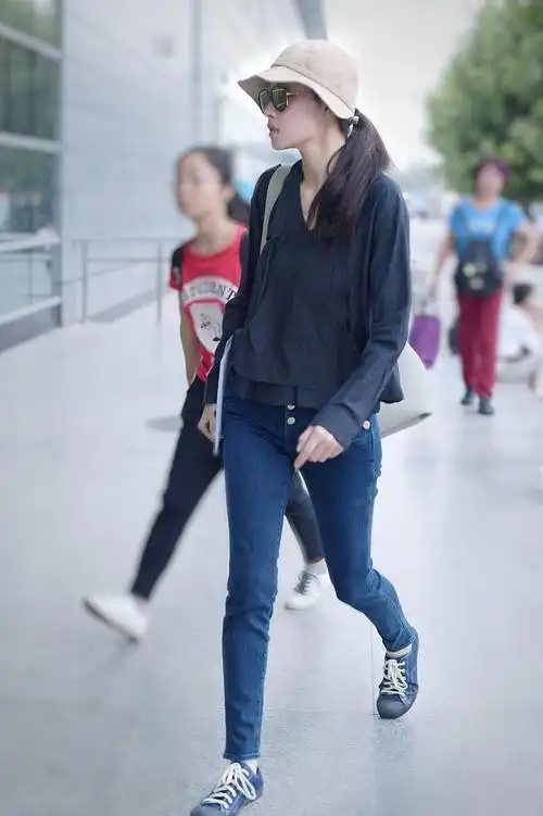 倪妮汉服风上衣搭配牛仔裤复古写真