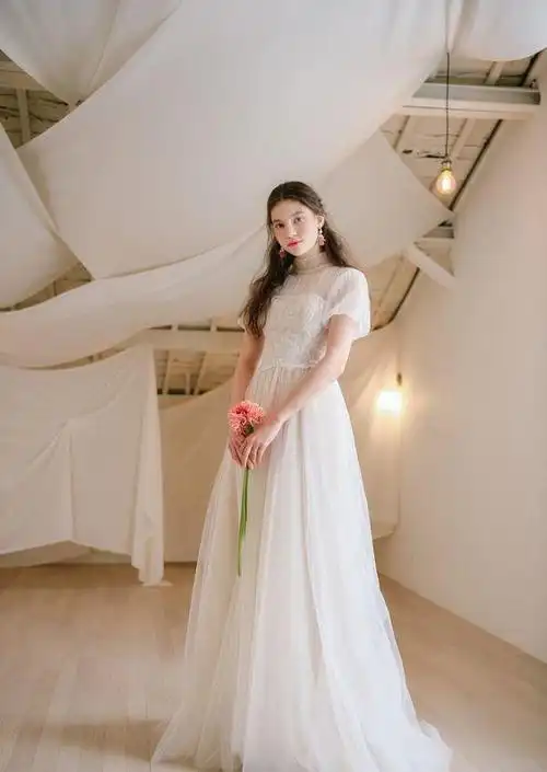 件高定婚纱礼服,如水蜜桃般的滋味渐渐溢出来,这甜美的少女感无与伦比