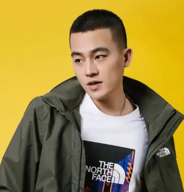 欧豪一直以来都喜欢短发的造型,所以大部分他都是寸头出镜,但是欧豪有