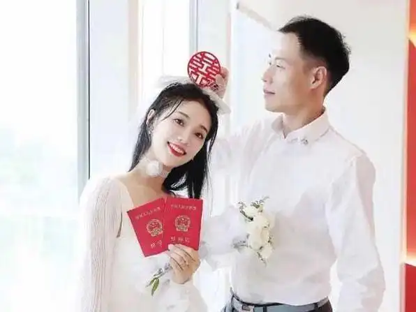 最美女神舒思瑶官宣结婚晒与老公甜蜜合照男方形象遭网友吐糟