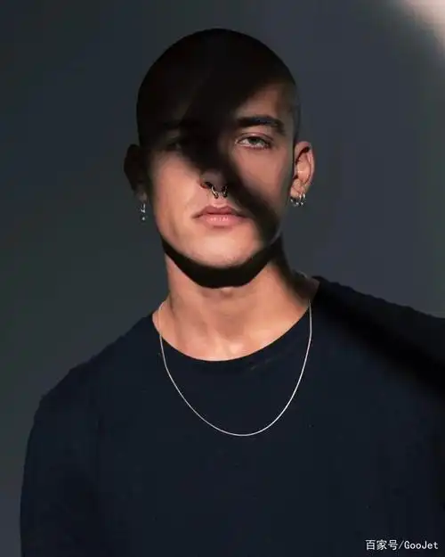 最近,意大利知名奢侈品牌范思哲versace 旗下的牛仔裤品牌versace