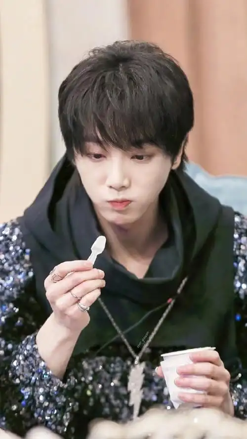 金典品牌代言人华晨宇