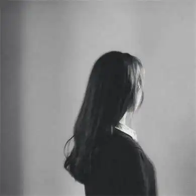qq头像女生背影黑白伤感的我身边只剩空气了