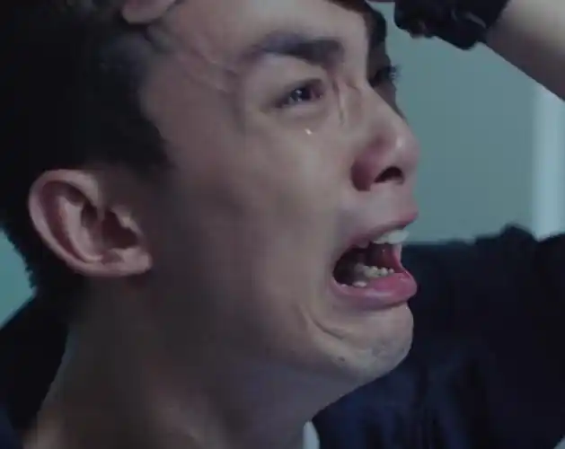 吴磊的哭戏绝了,哭到最伤心时的表情,原谅我带着眼泪笑了