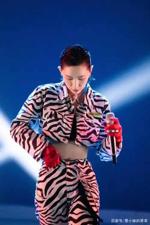 乘风破浪的姐姐李斯丹妮很飒一身条纹套装一双红色手套