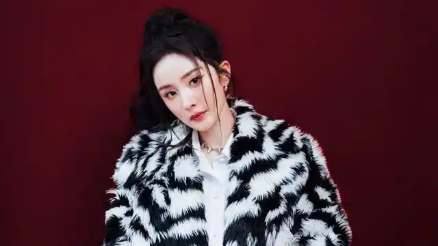 杨幂跨年晚会大秀好身材,网友评价状态重回20岁