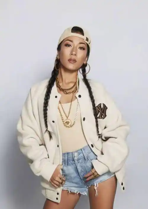 原创吉克隽逸卸妆像整容穿蓝色连衣裙甜美可爱皮肤白皙像少女