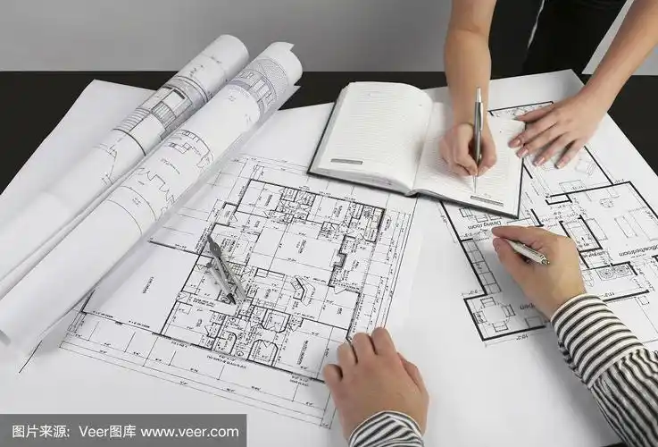 建筑师在设计蓝图