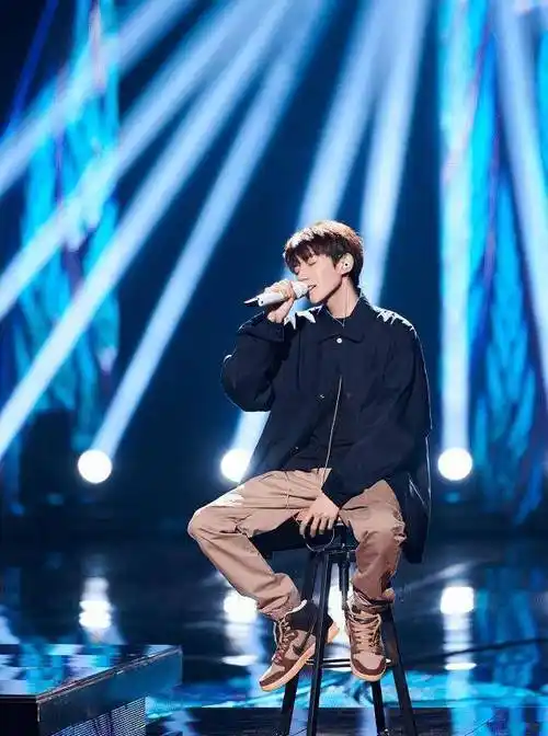 原创有种断骨式长大叫王源1米8身材比例引热议不愧是三小只最帅