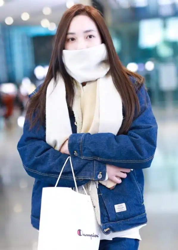 赵嘉敏穿牛仔套装现身机场,保暖时尚一举两得,她的腿太吸睛!