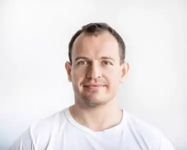 在白色背景下穿着白色t恤的严肃的30岁白人白人的特写肖像.