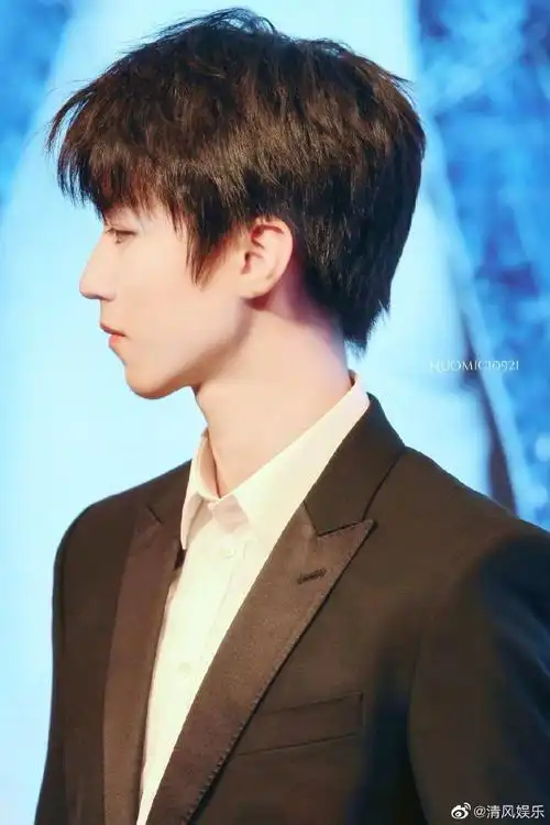 王俊凯晒侧脸照