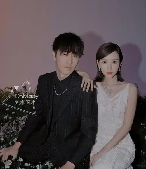 杨玏毛晓彤合拍大片穿情侣装cp感十足两人牵手出镜太甜了