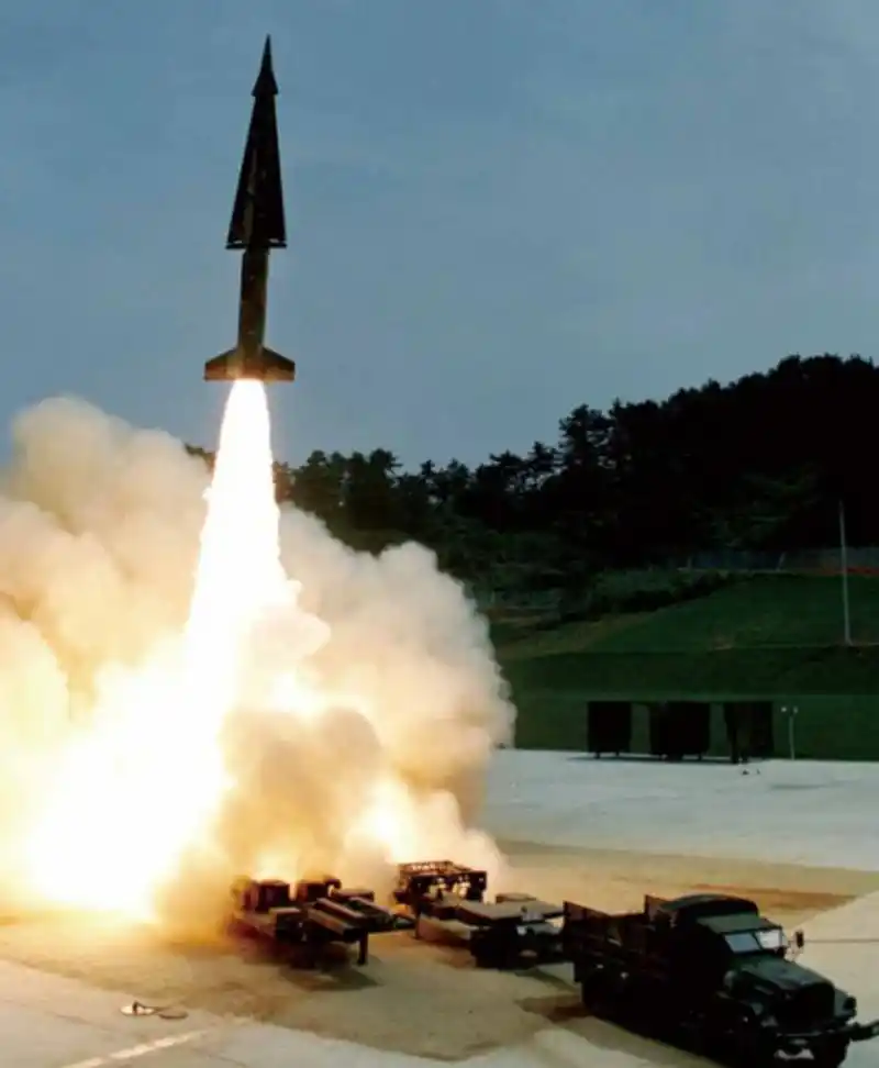 朝鲜宣布成功试射新型固体燃料洲际弹道导弹 报道说,此次试射旨在确认