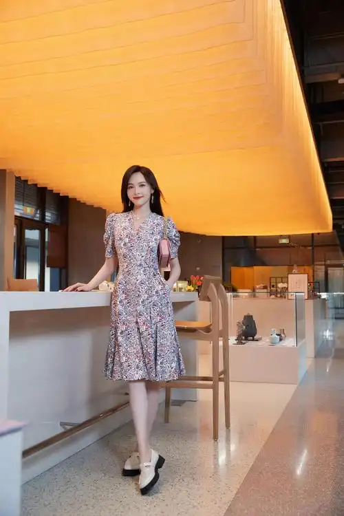 唐嫣今晚造型图 一袭复古泡泡袖碎花裙,温柔优雅,好美