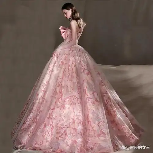 粉色公主晚礼服是本季最受欢迎的时装款式之一.