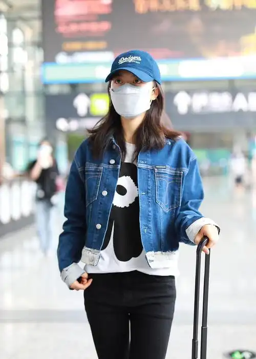 赵今麦街拍:marimekko花朵t铅笔裤nike鸳鸯鞋青春少女