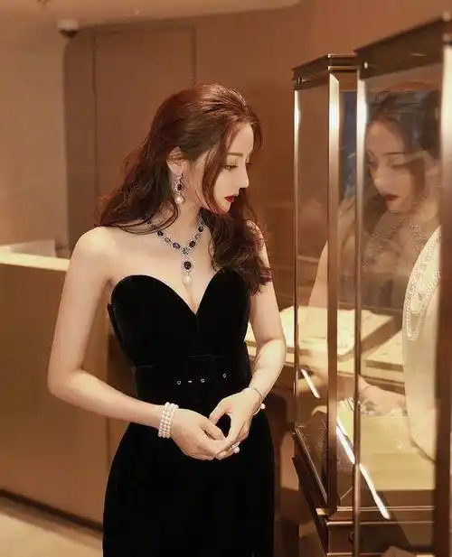 原创热巴换时尚风秀火辣好身材穿超高时尚抹身材小黑裙躺浴缸太魅惑