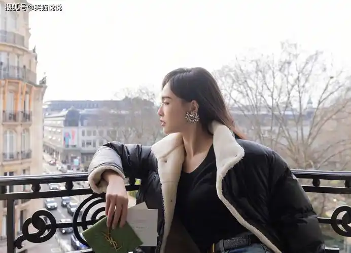 唐嫣晒照:倚靠栏杆好惬意,侧颜好美!