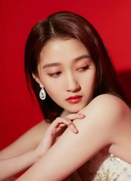 关晓彤参加《王牌对王牌》肤色白出新高度!