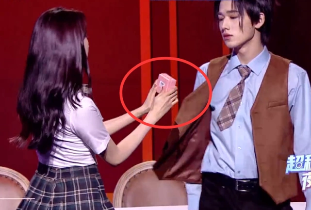 宋亚轩当众送戒指关晓彤反应令男方惊慌失措不把鹿晗放眼里