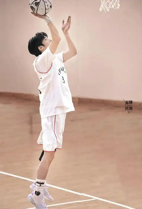 想看篮球耀文修勾#刘耀文打水漂##刘耀文射箭镜头