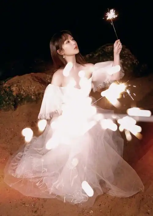 杨紫穿露肩公主裙海边放烟花 在逃公主仙气飘飘__财经头条