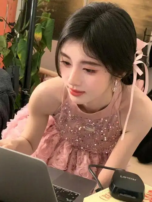 鞠婧祎粉裙造型太可爱,手捧甜甜圈被网友称赞:简直就是美少女